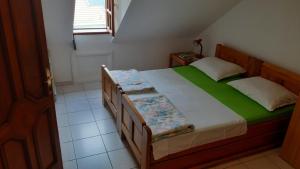 En eller flere senge i et værelse på Apartment Ksenija