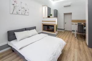 ein Schlafzimmer mit einem Bett und einem Kamin in der Unterkunft Doroshenko street for 4 guests in Lwiw