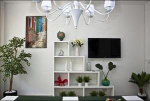 sala de estar con TV y lámpara de araña en Rio Venice, en Venecia