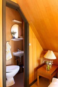 un baño con inodoro y lavabo en Hotel Inger, en Hulsig
