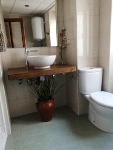 een badkamer met een wastafel en een toilet bij LA TRASTIENDA de felipe in Pontones