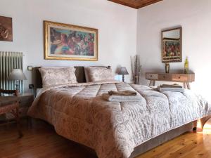 A bed or beds in a room at Sarakinas Farm House