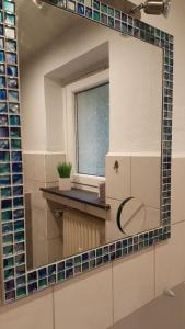 espejo en el baño con ventana en Ferienhaus Monarda, en Hahnenklee-Bockswiese
