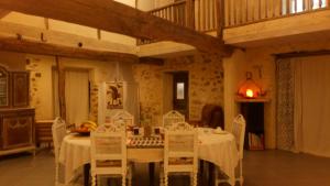 jadalnia z białymi stołami i białymi krzesłami w obiekcie Clos du Gaja près de Jazz in Marciac w mieście Troncens