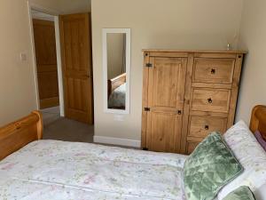 um quarto com uma cama e uma cómoda em madeira em Secluded hilltop hideaway! em Westport