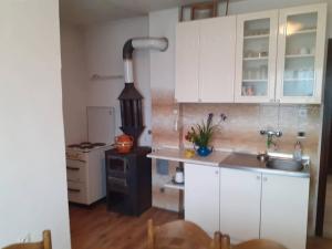 Una cocina o kitchenette en Etno kuća Jelenak