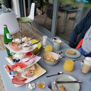 una mesa cubierta con platos y tazones de comida en Pension zur Perle, en Büsum
