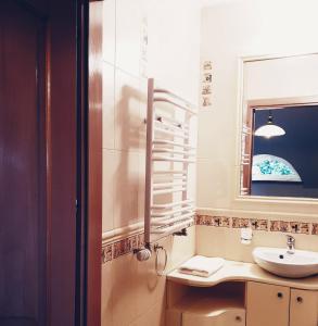 La salle de bains est pourvue d'un lavabo et d'un miroir. dans l'établissement Na Skarpie, à Sasino