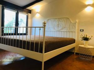 1 dormitorio con cama y ventana en Villa Anita en San Michele Salentino