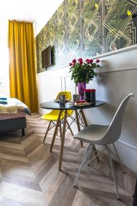 a dining room with a table and a yellow chair at Pokoje Hotelowe Siedlczanka in Siedlce