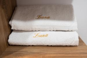 una pila di asciugamani seduta su un tavolo di Luna a Deva