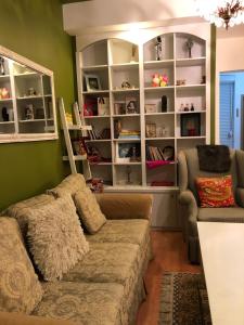 salon z kanapą i półką na książki w obiekcie Apartment Nesti in Pristina Kosovo w Prisztinie