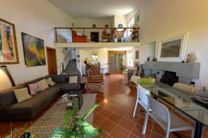 聖費利西亞諾的住宿－Panorami sul Trasimeno，客厅配有沙发和桌子