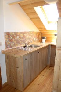 uma cozinha com um lavatório e uma clarabóia em Gästehaus zum Prinzenfelsen em Nagel