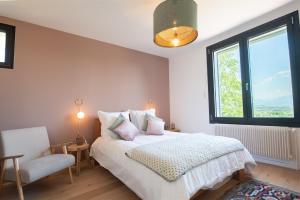 ein Schlafzimmer mit einem Bett und einem Stuhl und einem Fenster in der Unterkunft LA Villa Du Lac in Annecy + 63 Fotos