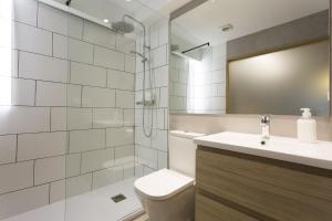 La salle de bains est pourvue de toilettes, d'un lavabo et d'un miroir. dans l'établissement Kabia by Smiling Rentals, à Fontarrabie
