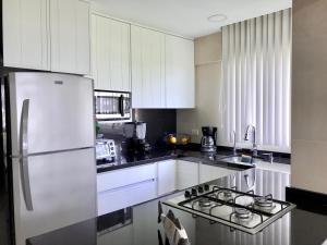 Kuchyň nebo kuchyňský kout v ubytování Marina Suites by Andiani Travel