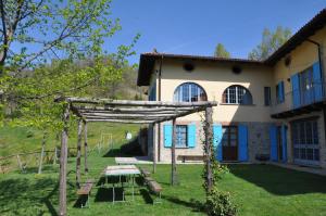 a house with a picnic table in front of it at Agriturismo La Rovere in Cossano Belbo