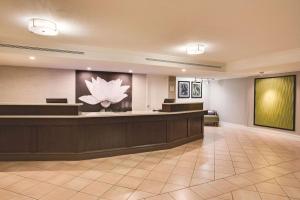 um lobby com uma sala de espera com uma grande flor na parede em Days Inn by Wyndham Gainesville Florida em Gainesville
