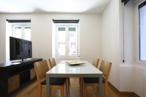 Telewizja i/lub zestaw kina domowego w obiekcie Bakea by Smiling Rentals