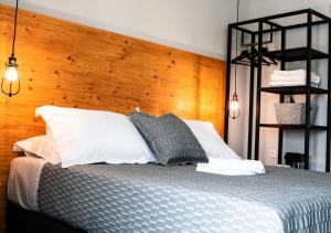 Postel nebo postele na pokoji v ubytování DIIO Suites