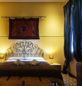 een slaapkamer met een groot bed met een kleed aan de muur bij B&B Venice 1964 in Venetië