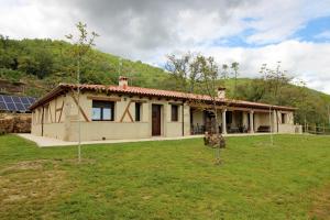 ein Haus mit einem Hof davor in der Unterkunft Hotel Rural San Giles in Jarandilla de la Vera