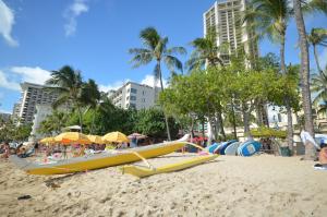 - une plage avec un groupe de bateaux et de parasols dans l'établissement Sea Shore 41 Private Studio in Waikiki, 1 Block to Beach, à Honolulu