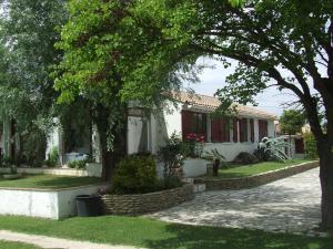 una casa con un camino de piedra delante de ella en Domaine de la Cooloeuvre, en Courthézon