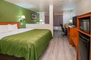 Postel nebo postele na pokoji v ubytování Quality Inn Alpine