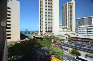 Blick auf eine Stadt mit hohen Gebäuden in der Unterkunft Sea Shore 75 Steps from Waikiki Beach and Sleeps 1 - 3! in Honolulu