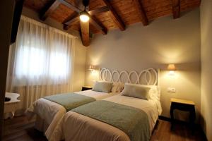 Tempat tidur dalam kamar di Hotel Rural San Giles