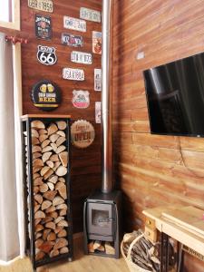 einen Holzofen in einem Raum mit einer Wand mit Schildern in der Unterkunft The Loft in Las Trancas