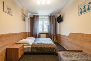 Postel nebo postele na pokoji v ubytování Pokoje Gościnne i Apartamenty Krupówki 19