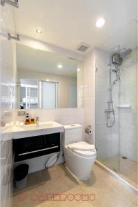 een badkamer met een toilet, een wastafel en een douche bij Maysa BY M in Hua Hin