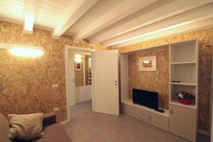 Habitación con sala de estar con TV. en Casa alla Torre, en Chioggia