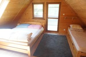 Postel nebo postele na pokoji v ubytování OSADA ŚWIERKOWA