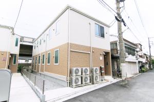 東京にあるルマイン六郷土手の横にエアコンが付いている建物