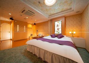 - une grande chambre avec un grand lit dans l'établissement HOTEL&SPA SIESTA ( Adult Only), à Ikuma