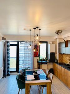 ママイアにあるSolid Residence Beach Vibe Apartmentsのキッチン、リビングルーム(ダイニングルームテーブル付)