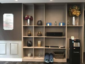 Ashley Sabang Jakarta的咖啡和沏茶工具
