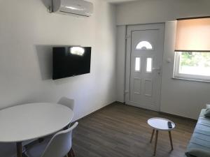 TV a/nebo společenská místnost v ubytování Apartments Lena