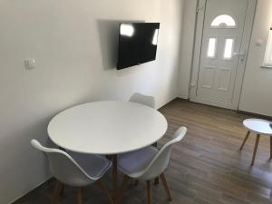 TV a/nebo společenská místnost v ubytování Apartments Lena