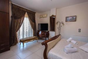 A television and/or entertainment centre at Villa Gogo offers privacy and pool