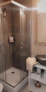 y baño con ducha y lavamanos. en Apartment Lala en Interlaken