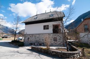 - un bâtiment en pierre avec un toit dans l'établissement Guest house Vila Korošec, à Bovec