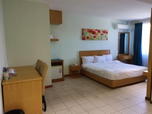 Ένα ή περισσότερα κρεβάτια σε δωμάτιο στο Fratini's Hotel Labuan