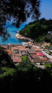 una ciudad en una colina junto a un cuerpo de agua en Jinsha Vanilla Homestay, en Nangan