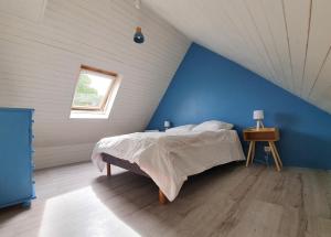 モエラン・シュル・メールにあるKerdianouの青い壁のベッドルーム1室(ベッド1台付)