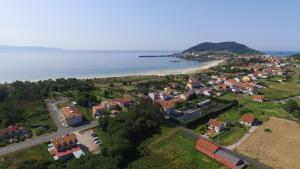 eine Luftansicht einer Stadt neben dem Wasser in der Unterkunft Apartamentos VIDA Finisterre in Kap Finisterre